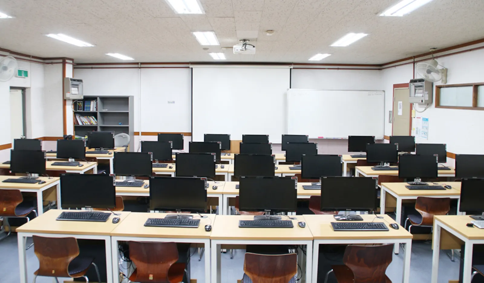 경북산업직업전문학교 실습실