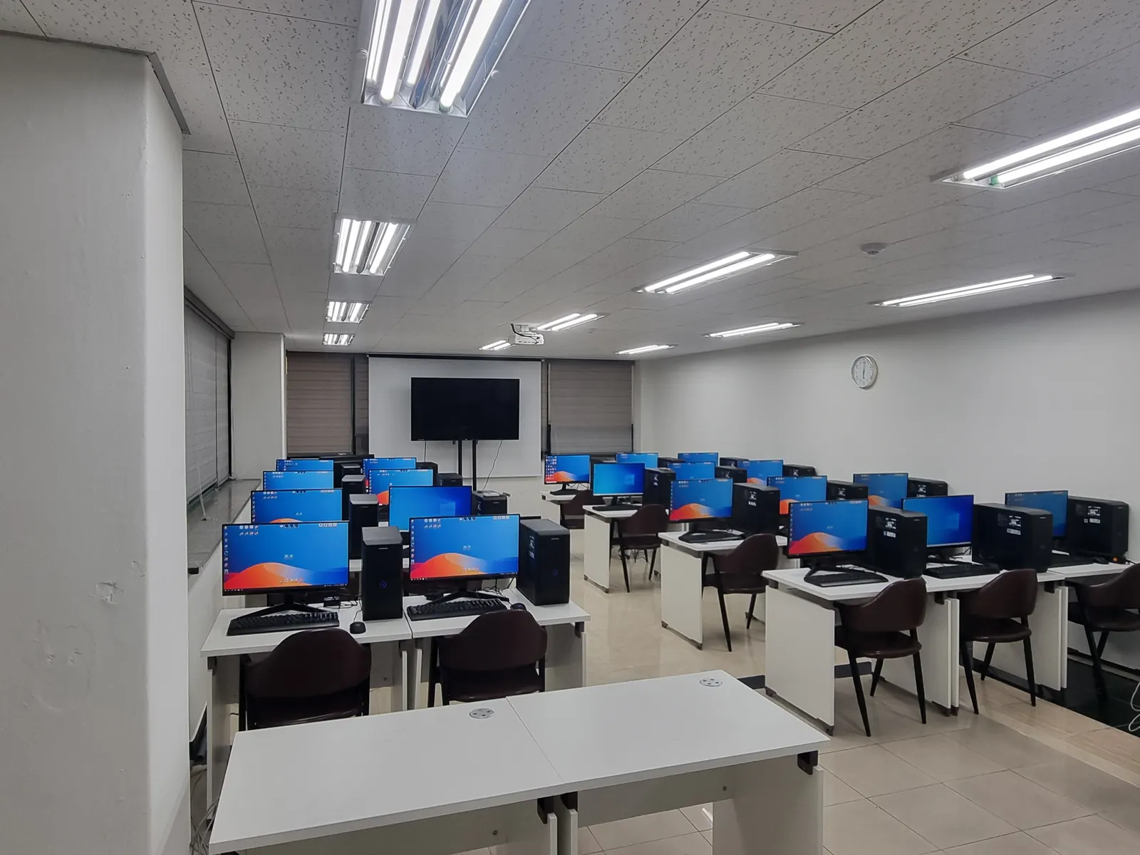 우리컴퓨터아카데미학원 실습실