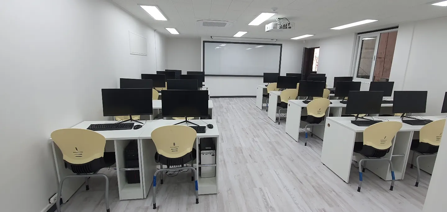 (주)하이미디어컴퓨터학원 실습실