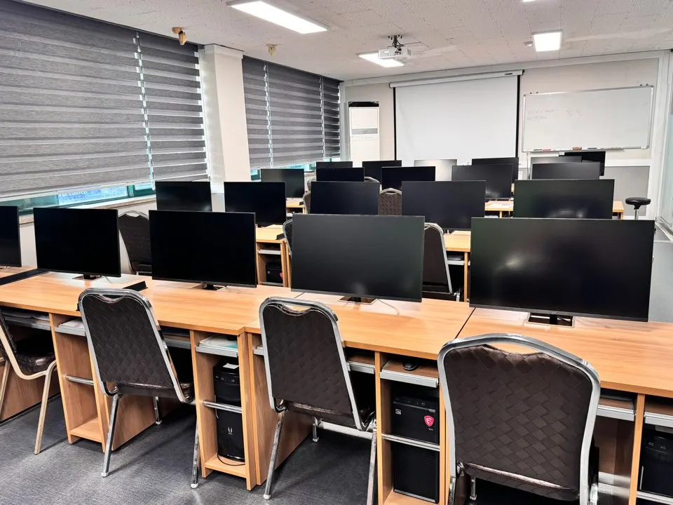 나우직업전문학교 실습실