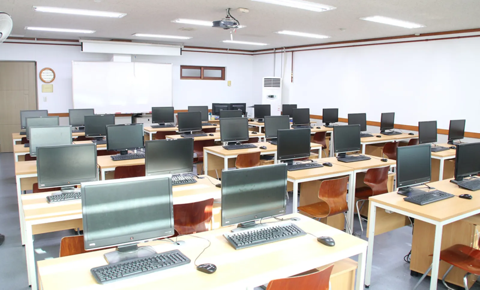경북산업직업전문학교 실습실