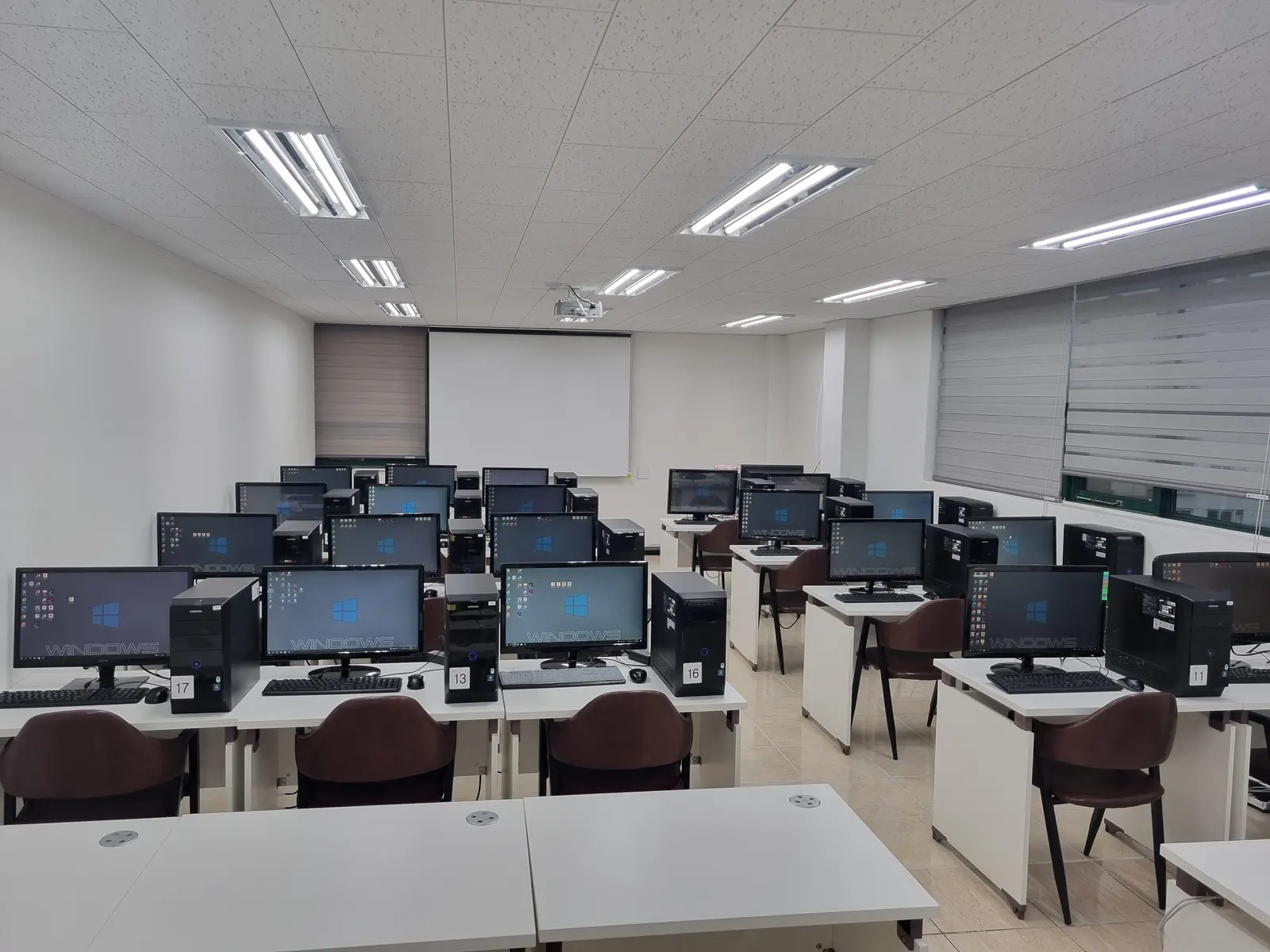 우리컴퓨터아카데미학원 실습실