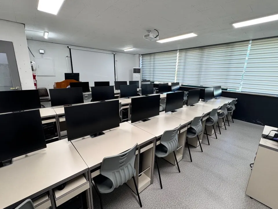 나우직업전문학교 실습실