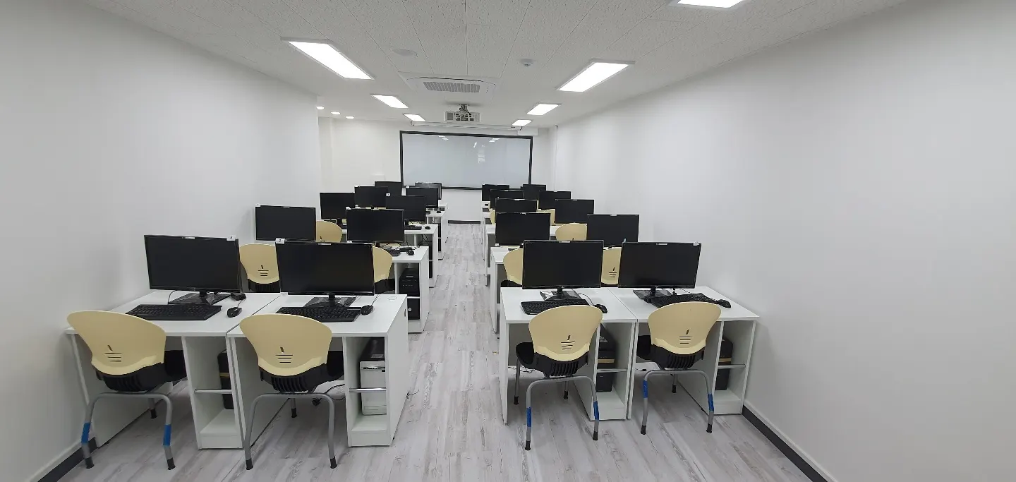 (주)하이미디어컴퓨터학원 실습실