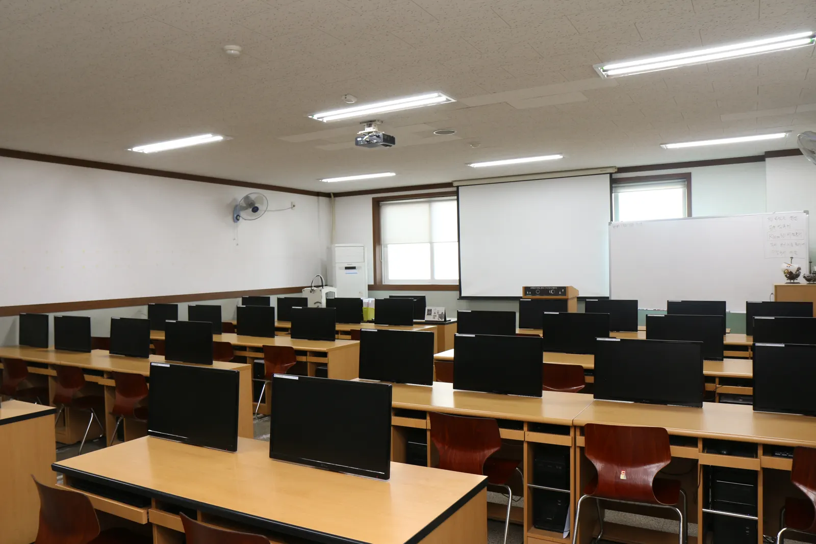 영진직업전문학교 실습실
