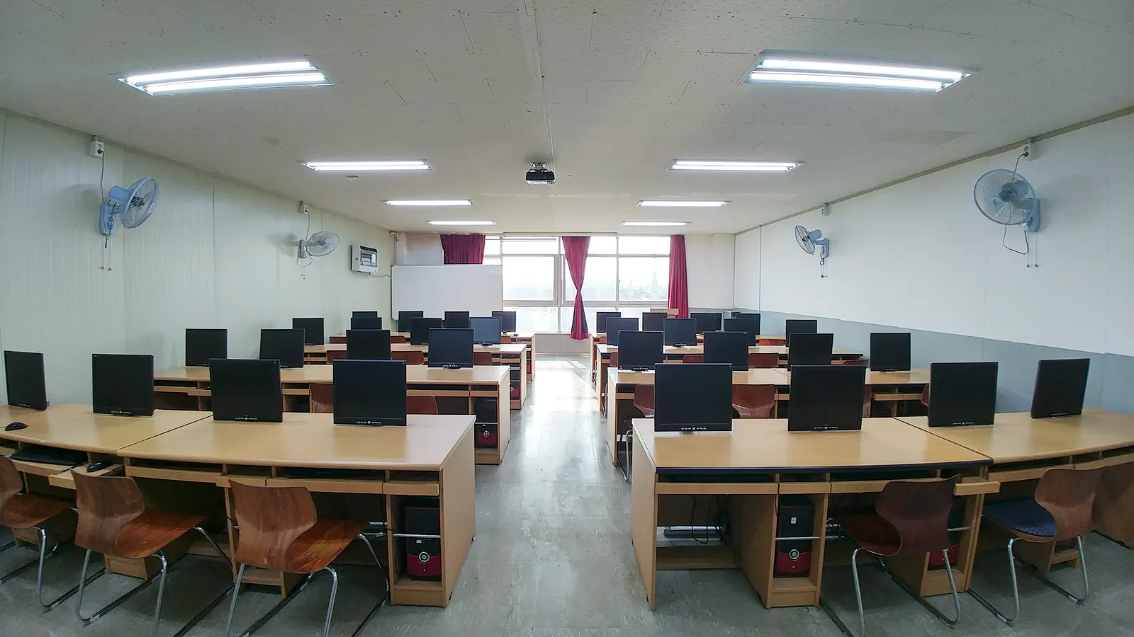 영진직업전문학교 실습실